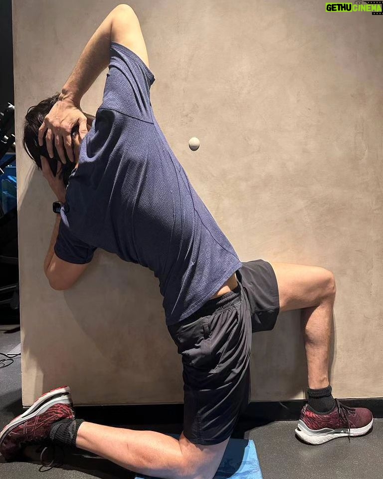 Mahesh Babu Instagram - The super stretch!! 😎😎😎 opens the hips, spinal column and shoulders at the same time 🙌 Movement is medicine. @matthewsheath @hm_heathmatthewsphysio @luke_coutinho @minash.gabriel