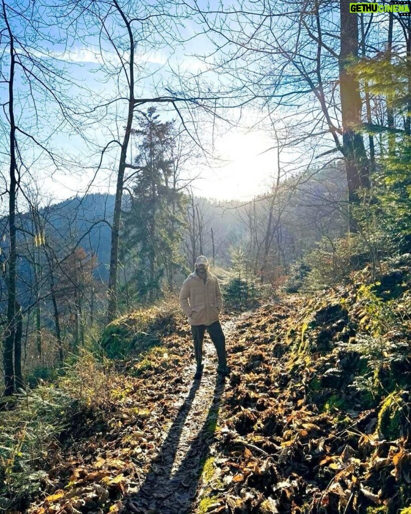 Mahesh Babu Instagram - Trekking in the Black Forest in freezing temperatures. 😎❄ @drharrykoenig #BadenBaden #Nature #BlackForest