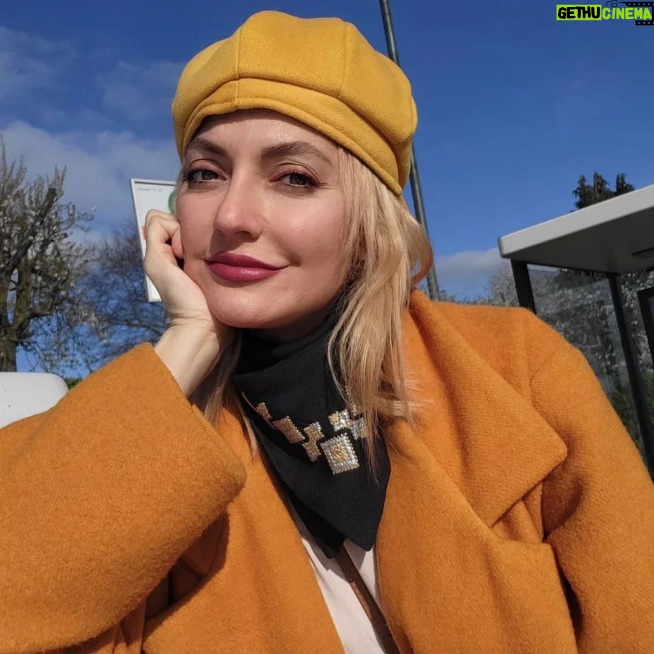 Mahnaz Afshar Instagram - گاهی فکر میکنم خود آدمیزاد چقدر در سرنوشت خودش سهم داره؟ در اتفاقات پیرامونش، در خوشی و حتی غمهاش، در بدست آوردن و از دست دادنهاش، چقدر سرنوشت و چقدر خودمون سهم داریم؟! با دوست عزیزی گپ میزدیم و من داشتم غرغر میکردم و مسئولیت خودم را از همه اتفاقات خوب و بد پیرامونم حذف میکردم . گفت: دقیقا همینه وقتی از خودت دورش کنی و همرو گردن سرنوشت بندازی زندگی ممکنه ترسناک بشه و تو رها و برای همینه سهم خودت رو کم میکنی! باید هر سرنوشتی را باهاش شریک شد و باهاش دو نفره نوشت، باید بابت هر شکستن، هر کم آوردن، با خوشیهاش خندههاش و گریههاش، باهاش شریک بشی تا خودت را باور کنی۔ باید برای اول خودت، توانت را صدبرابر کنی و برای اینکه خودت برای خودت دست بزنی از هر طوفانی با ارامش و صداقت عبور کنی. خلاصه اینکه گاهی به این نتیجه میرسم باید آدمها در لحظه زندگی کنن تا حسرت دیروز رو نخورن و حتی آینده رو درست بنویسن۔ باید سهم خودشون رو جدی بگیرند تا بتونن به وقتش بابت هر خوشی و ناخوشی قد علم کنن و به جان بخرن و ساخته بشن۔ حقیقت دیر و زود داره حتی قضاوت میشه حتی دشمن داره اما بوقتش خودش رو نشان میده از جاییکه حتی منتظر نباشی! بخشی از گفتگوهای دلی من 😌💙 You are responsible for your happiness. If you expect others to make you happy, you will always be disappointed.