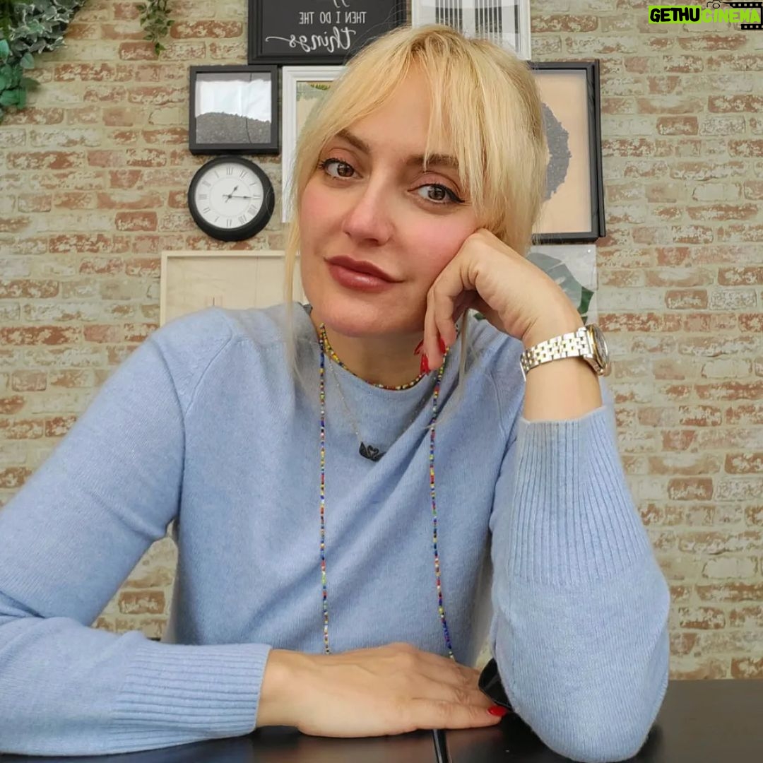 Mahnaz Afshar Instagram - اول اینکه اگر روزه دار هستین قبول باشه! و چه بهتر هم میشه که حواسمون به بینانی و غصه همسایه و دیگران باشه و بهشون هر اندازه که میتونیم برسیم۔ حتی گاهی با یک لبخند با محبت و مهر! از غم هم و درد دیگران ساده عبور نکنیم حواسمون بهم باشه ۔۔۔۔ و اینکه نیم ساعت باهاتون هستم بپرسید اگر پرسشی حرفی دارید😊🙏💙 💙👱♀️