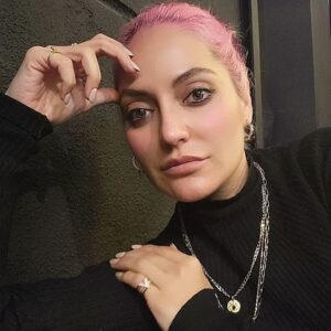 Mahnaz Afshar Instagram - و من زنی در آستانه میانسالی و لبریز از امید و ترس
  خشم و دوست داشتن
 و دلتنگی و رهایی
 و فهمیدنها 
و آزمون و خطا 
و با انگیزه 🙏💙
دوستتان دارم تا همیشه عزیزانم 
 و روز زن و مادران مبارک💝