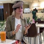 Mahnaz Afshar Instagram - هیچوقت برای ژست‌های همینجوری و واقعی که خودم باشم آدم موفقی نبودم یا هول میشدم و یا عین ربات بی حرکت میشدم و خیره به افق معذب. مگر اینکه در صحنه تاتر یا فیلم در کرکتری دیگر عکاس لحظه را ثبت میکرد😁🙌 خلاصه برای عکس از خود اینکاره نیستم و در این لحظه از درون در حال غش هستم😉💋 You and your reality are one. When you change, everything changes. Gordana Biernat #photoshoot #reality #personalpictures#iran 💟 Dubai, UAE