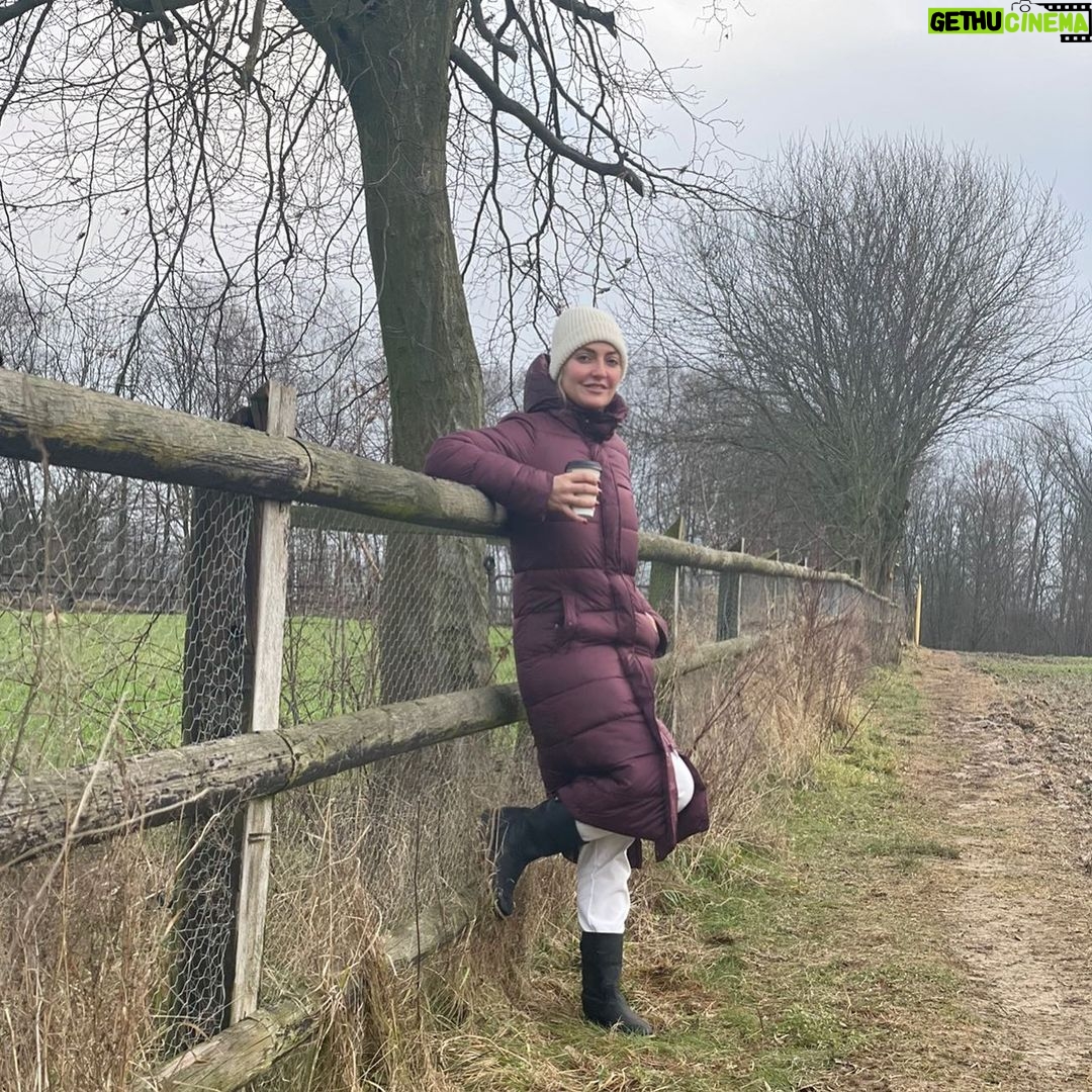Mahnaz Afshar Instagram - سلام به رو ماه همتون از سرای طبیعت 💋 Hello everyone from #nature One of the most important friends in my life is nurture and I always try to take care of it #düsseldorf #germany #greetings #winter #christmas #iran 💙#nuture #motherearth