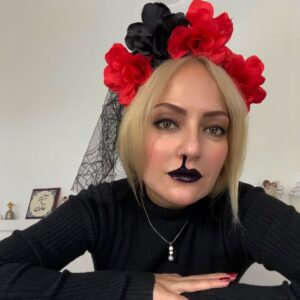 Mahnaz Afshar Instagram - وقتی باید دل به دل فرزند داد و بعدش خودتم خوشحال میشی😉
👻🎃🧛‍♀️
Happy Halloween 
#Halloween
