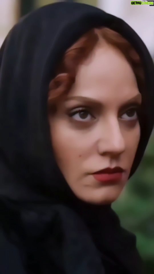 Mahnaz Afshar Instagram - گیسو عاشقانه! با همین حجاب دقیق بخاطر دارم بعضی از صحنه ها بالای روسری رو شبیه یک لاستیک سیاه اورده بودن جلوتر که موها بیشتر پوشیده بشه، که تو بعضی از همین صحنه ها اگر دقت کنین معلومه۔ وقتی ایران بودم وقتی سریال پخش شد، توییت کردم و در مورد همین موضوع نوشتم و از سانسور دوباره در سانسور هنر گفتم۔ #سریال #فرزادفرزین #series #actress
