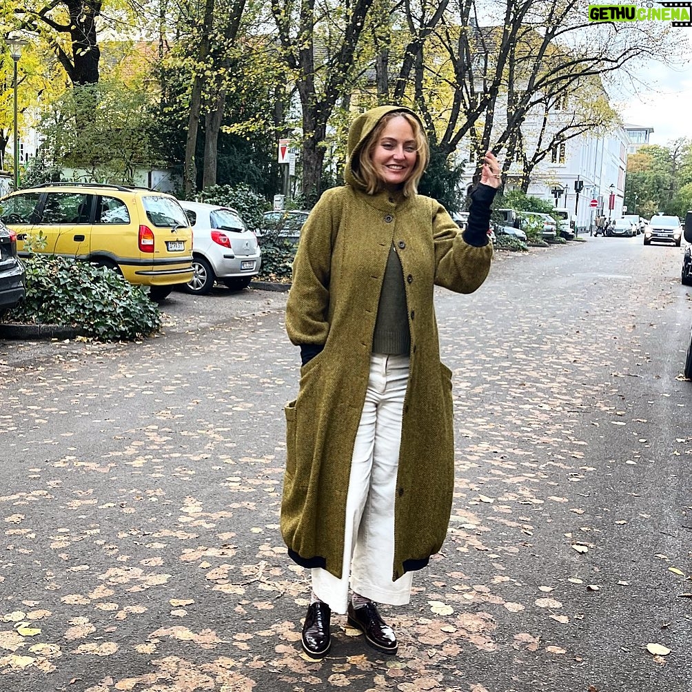 Mahnaz Afshar Instagram - پاییز و خنده و دلتنگیهاش #autumn 🍂