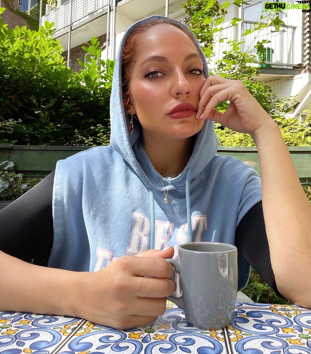 Mahnaz Afshar Instagram - 💙☕️ به وقت قهوه If you need to pretend or hide your true self, you are with the wrong people. Surround yourself with beings of the same frequency as YOU. #bestrong #bekind #besmart 👌