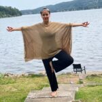 Mahnaz Afshar Instagram - هر روز زندگی برای شخص من مثل یک درس میمونه که حتی میتونه درس سخت و اذیت کننده هم باشه اما باید ازش عبور کرد و ساخته شد باید از سطح فاصله گرفت ازحواشی‌های تخریب کننده و هرچیزی که انسان رو از انسان ماندن و رشد کردن دور میکنه باید دور شد👌💙 If you want to find your knowledge from within, you have to raise yourself above the details and dramas from your everyday experience and start viewing your reality from a higher perspective. That is where your wisdom resides. #gordanabiernat #balance #lifestyle #sweden
