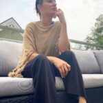 Mahnaz Afshar Instagram - ❤️🤍💚شهر من من به تو می‌اندیشم نه به تنهایی خویش از پس شیشه تو را می بینم که گرفتی مرا در بر خویش من وضو با نفس خیال تو میگیرم و تو را می‌خوانم و به شوق فردا که تو را خواهم دید چشم به راه می‌مانم تن من پاره‌ای از آن تن توست و قشنگترین شبای پر ستاره شب توست #iran #ایران#خوزستان