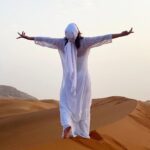 Mahnaz Afshar Instagram - ما و دیگر هیچ 🏜 من به خدا باور دارم او در درون من زندگی میکنه I believe in God, he lives inside me 💙🙏 #desert #god#dubai#work#mystery #creature