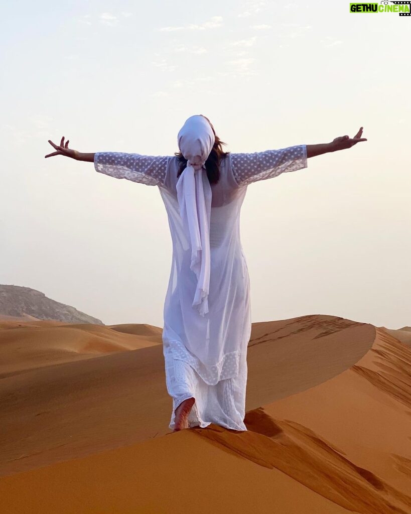 Mahnaz Afshar Instagram - ما و دیگر هیچ 🏜 من به خدا باور دارم او در درون من زندگی میکنه I believe in God, he lives inside me 💙🙏 #desert #god#dubai#work#mystery #creature