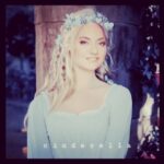 Mahnaz Afshar Instagram - یکی‌ از رویاها و بازیهای من و لیانا تبدیل شدن به پری قصه‌هاست 🧚‍♀️💙🧚‍♀️ One of the dreams and games of me and Liyana is to be a fairy🧚‍♀️🧚‍♀️ Merci azizam @mahnazafshar_asall 💙