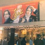 Mahnaz Afshar Instagram - وقتی ما #نوجوان بودیم🎬 اولین #فیلمی که از ما اکران شد. وقتی خودم رو اون بالا دیدم فکر کردم #زندگی من دیگه هیچوقت شبیه قبل نخواهد شد! و برای من مهم اینه که بعد از بیست و خورده‌ای سال و با شما ماندن بهم ثابت کرد #راز ماندن خیلی ساده است. فقط باید با «مردم و خودت» حقیقی و صادق باشی. چون هم #دوربین و هم نگاه #مردم از پوست و استخوان تو عبور میکنه و حقیقت تورو در زمان مناسبش پیدا میکنه. ممنونم که در همه این سالها با هر بالا و پایینی که بود در کنارم بودید و هستید و من با همه آزمون و خطاها این زن رو دوستش دارم 💙🙏🏻 The first #movie When we were young# I remember that I was almost 20 years old and I will never forget that incredible #moment🧚‍♀️💙🎬 #actress #actor #movie #memories