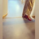 Mahnaz Afshar Instagram - هرجا ما دوتا هستیم یک چیز خارج از برنامه هم هست 😅💙 Wherever we are together, there is something different در ضمن اون سطل به اون بزرگی موندم چیه اینوسط 😄 شب ساعت ۱۰ بوقت ایران میبینیمتون🥰🕊 See you tonight 🤟🌟 #persiasgottalent #mbcpersia #iran