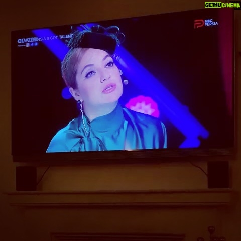 Mahnaz Afshar Instagram - همتون رو تحسین میکنم خیلی زحمت کشیدید و همتون اجراهای عالی داشتید و حالا طرفدارای تازهای هم پیدا کردید. آرزو میکنم روزهای تازه، برایتان موفقیت بیشتر به همراه بیاره . « آمانج » نازنینم مثل همون شب هم من و هم آرش @arashmusic بهت گفتیم از حذف تو بسیار غمگین شدیم. همیشه در کنارت هستم 🤟🏼💙 هر بژی کُرد #کرد #کولبر 🌹 یک خبر خوب اینکه ما یک منتخب تماشاگران هم داریم به اونی که دوست داشتید رای بدید تا انتخاب بشه 🤟🏼 You were all great. I wish that he could have stayed longer with us. #persiasgottalent #mbcpersia