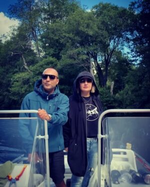 Mahnaz Afshar Instagram - وقتی من اینقدر حرف میزنم که خواننده جهانی ما حرف نداره😅

من و آرش بدون ادیت پشت صحنه و روی صحنه 💙🤟🏼
به کارگردانی بهناز جان (همسر ارش و دوست گل من)💙

الهی حال دلتون خوب بشه حال ایرانمان خوب بشه 
🙏🏻☺️

The point is that as an international singer, he can not say anything, because I am a talkative person😁
See you on Friday at 10:00 pm 

#behindthescenes #persiasgottalent #mbcpersia #arash #mahnazafshar#iran