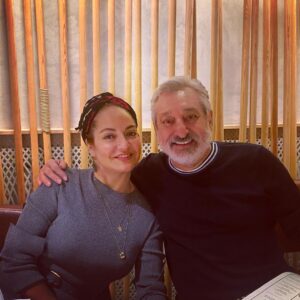 Mahnaz Afshar Instagram - «کی اشکاتو پاک میکنه شبا که غصه داری 
دست رو موهات کی میکشه وقتی منو نداری»

ابی عزیز برای من یعنی اقای صدا و یکی از اعتبارهای موسیقی ایران، خاطرات عاشقی، یعنی سینما یعنی موسیقی. قدر تک تک هنرمندان قدیم و کسانی که به‌واقع امروز یک هنرمند واقعی و‌شریف هستند را تا همیشه باید بدونیم جهان بدون هنر یعنی هیچ 🙏🏻 

فقط ۴ روز مانده به شروع  مرحله نیمه نهایی #پرشیاز_گات_تلنت 
از شبکه#mbcpersia باقیمانده
 

جمعه ۱۷ بهمن ساعت ۲۲:۰۰ از #mbcpersia 
برای ایرانی به وسعت جهان و همه ایرانیان در کنار هم و برای ایران 💙🤟🏼

Only 4 days left to watch #persiasgottalent. 
you all can watch the greatest Persian show on 5th February on Friday on #mbcpersia channel at 10:00 pm 

Our corona test was negative 

#mbcpersia #persiasgottalent #ebi #mahnazafshar #iran💙#besafe #bestrong