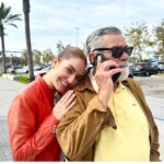 Mahnaz Afshar Instagram - 💙🎬 این قاب برای من یعنی سینما یعنی ایران قدم زدیم، حرف زدیم و من مشتاق و خیره به ایشون، داشتم به خاطرات و حرفهاشون گوش میکردم۔ تلفنشون زنگ خورد, سرم را روی شانه های استوار و محکمشون گذاشتم و به من اجازه دادن این لحظه برایم ثبت بشه۔ از سینما گفتن، از همکاراشون از مهم بودن سینما و بازیگری و وظیفه اخلاقی یک بازیگر۔ دشنه، تنگسیر، طوقی، گوزنها، قیصر، ماه عسل و۔۔۔ در آن زمان حضور ایشون رنگ تازه ای به سینمای ایران داد، یک نگاه تازه و جدی تر به سینمای ایران۔ کاش زمان به عقب برمی گشت و زندگی همه و سرزمینمان ایران و سینمای ایران، راه پیشرفتی را که داشت رو ادامه میداد تا دیگه هیچ اندوه و حسرت و غمی نداشتیم. و نسل بعد و همه ما در همون مسیر به ایشون و بقیه میپیوستیم و سینمارو با آنها ادامه میدادیم۔ آقای بهروز خان وثوقی منتظر روزی هستم که با شما در مقابل دوربین سینما قرار بگیرم و لذت بازیگری را باشما تجربه کنم و از شما بیشتر یاد بگیرم۔ دوستدار و طرفدار همیشگی شما مهناز افشار #behrouzvossoughi is One of the legends of Iranian actors who gave a new meaning to cinema.