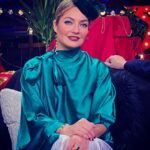 Mahnaz Afshar Instagram - 💙 امید و شادی ۱۷ بهمن ساعت۲۲:۰۰ برای ایرانی به وسعت جهان و اون دست چه کسی میتونه باشه ؟😉 Thank you so much to one of my best friend for the dresses @popakkam 💙 #persiasgottalent Coming up soon 5th February #actress #talent #persiasgottalent #mbcpersia #iran#ebi#arashlabaf #nazaninnour #taragrammy #farzanathari #mahnazafshar #alirezabadiee#mansourhosseini