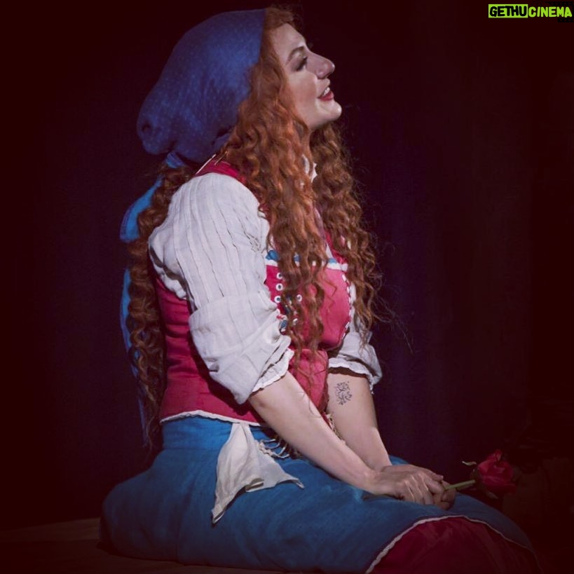Mahnaz Afshar Instagram - 🌹 #peace #loveyourself #bestrong #hopeful #actress #performance #art#theatre #olivertwist