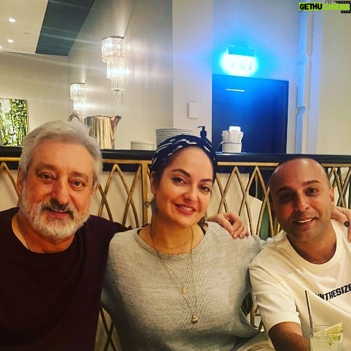 Mahnaz Afshar Instagram - حال دلتون خوب باشه💙 رفاقت و احترام برای ایرانی به وسعت جهان تست کرونا منفی بود🙏🏻 I had a good time with my friends and the most famous singers of Iran and International #ebi and #arash corona test was negative #singer #actress #respect #friendship #iran#ebi #arash #mahnazafshar