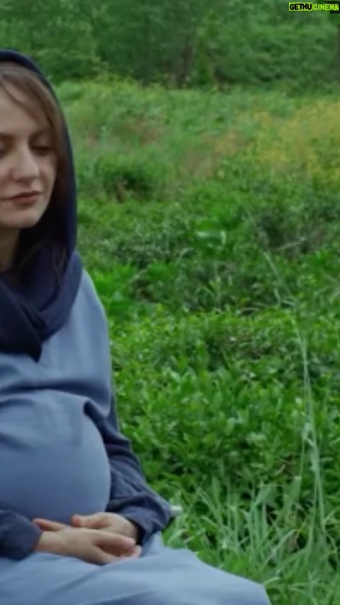 Mahnaz Afshar Instagram - چی قشنگتر از این که مهتاب فیلم صفی یزدانیان باشی اونم با یک گروه درجه یک. چقدر ای فیلم دوست دارمت💙 🎬🎥 با صدای فهیمه اکبر شعر جهانگیر سرتیپپور موسیقی روسی کلیپ محمد فهیمی #موسیقی_گیلان #نوشو_نوشو##cinema #movie #actor #actress #mahnazafshar