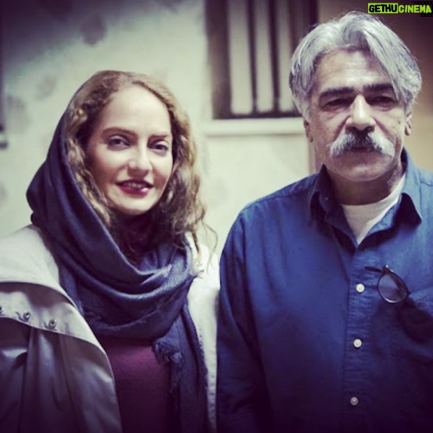Mahnaz Afshar Instagram - تولدتون مبارک 🌹 این عکس یادگار بماند برای من! داشتن عکس یادگاری برای من هم زیباست. یادم میاد آمده بودید تاتر «الیورتوییست» مارو ببینید و بعدش این لحظه برایم ثبت شد. تولدتون مبارک جناب «کیهان کلهر» چه خوب که فرهنگ و خاک ایران امثال شماهاروداره You are one of the legends of Iran 🎶 Happy birthday to you @kayhan_kalhor 🌹 #music #legend #art #iran #kyhankalhor #mahnazafshar #composer #traditional