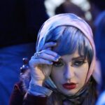 Mahnaz Afshar Instagram - گیلدا» ما» فیلمی که خیلی دوستش دارم و انگار پیشبینی بخشی از روزهای امروز من بود کارگردانان کیوان علیمحدی و امید بنکدار همراه با یک گروه بسیار حرفه‌ای و دوست داشتنی بصورت آنلاین میتونید هنوز ببینین My last movie in Iran 🎥 #movies #گیلدا