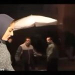 Mahnaz Afshar Instagram - 🎬سینما تلاش برای کنترل بخار در سرمای وحشتناک در شهر زیبای ابیانه😅 یخ خوردیم آب داغ خوردیم هیچ که هیچ 😄 سامان مقدم و مجید مطلبی و احمد مهرانفر و گروه درجه یک عزیزم در یک عاشقانه ساده 🎬 💙💙💙 #behindthescenes #movies #samanmoghadam #majidmotalebi #abyaneh #ahmadmehranfar
