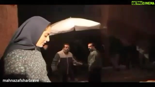 Mahnaz Afshar Instagram - 🎬سینما تلاش برای کنترل بخار در سرمای وحشتناک در شهر زیبای ابیانه😅 یخ خوردیم آب داغ خوردیم هیچ که هیچ 😄 سامان مقدم و مجید مطلبی و احمد مهرانفر و گروه درجه یک عزیزم در یک عاشقانه ساده 🎬 💙💙💙 #behindthescenes #movies #samanmoghadam #majidmotalebi #abyaneh #ahmadmehranfar