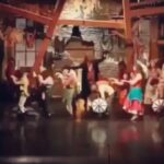 Mahnaz Afshar Instagram - صحنه و تأتر برای من یعنی تازه شدن روح آدمیزاد و بازیگری 🎭 نانسی دلش برای شما دوست داشتنی‌های جذاب الیورتویست یکذره شده 💃🏼 I am really missing you all 💙 #teather #olivertwist #musical#musicaltheatre