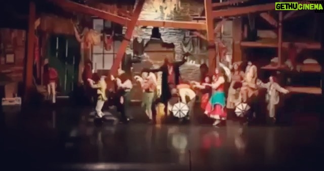 Mahnaz Afshar Instagram - صحنه و تأتر برای من یعنی تازه شدن روح آدمیزاد و بازیگری 🎭 نانسی دلش برای شما دوست داشتنیهای جذاب الیورتویست یکذره شده 💃🏼 I am really missing you all 💙 #teather #olivertwist #musical#musicaltheatre