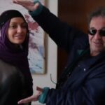 Mahnaz Afshar Instagram - دیشب که داشتم عکسهایی رو پاک میکردم سر این عکس توقف کردم یاد روزهای " چه خوبه برگشتی" افتادم و مدام پیش خودم میگفتم چقدر روزها تلخ شده چقدر از سر روی مملکت و مردم و هنرمند غم میباره۔ امروز وقتی گوشیم رو باز کردم با خبر قتل داریوش مهرجویی نابغه سینما و همسرش وحیده مواجه شدم۔ مثل دیوانه ها راه رفتم خدایا مگه میشه مگه میشه۔ کشتنش، زندگی، هنر و حقیقت را کشتن زنگ زدم ایران به بچه هایی که بهشون نزدیک بودن ، به رفیقای سینماییم گریه کردیم و داد زدیم۔ زیر پوست لایه لایه مملکتم چی داره میگذره عمر و زندگی اینقدر ناچیز شده۔ امنیت کجاست زندگی کجاست بمیرم برات مونا در این دوری فقط اشک میریزم 💔 One of the most famous and popular directors in Iran called #daryoosh_mehrjooee with his wife were killed in their house, I can't stop my cries, I can't believe it