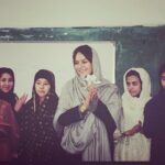 Mahnaz Afshar Instagram - اعتراض به نژاد پرستی رو از خودمون شروع کنیم به ظاهر به زبان به ملیت به نژاد به اعتقاد به هرآنچه که به یک انسان تعلق داره، احترام بگذاریم🙏🏻 💙 دانش آموزان افغان در انتظار شناسنامه! only love for all people, no matter what skin color and origin. Be a good human #rasism #norasism #afghanistan🇦🇫 #respectpeople