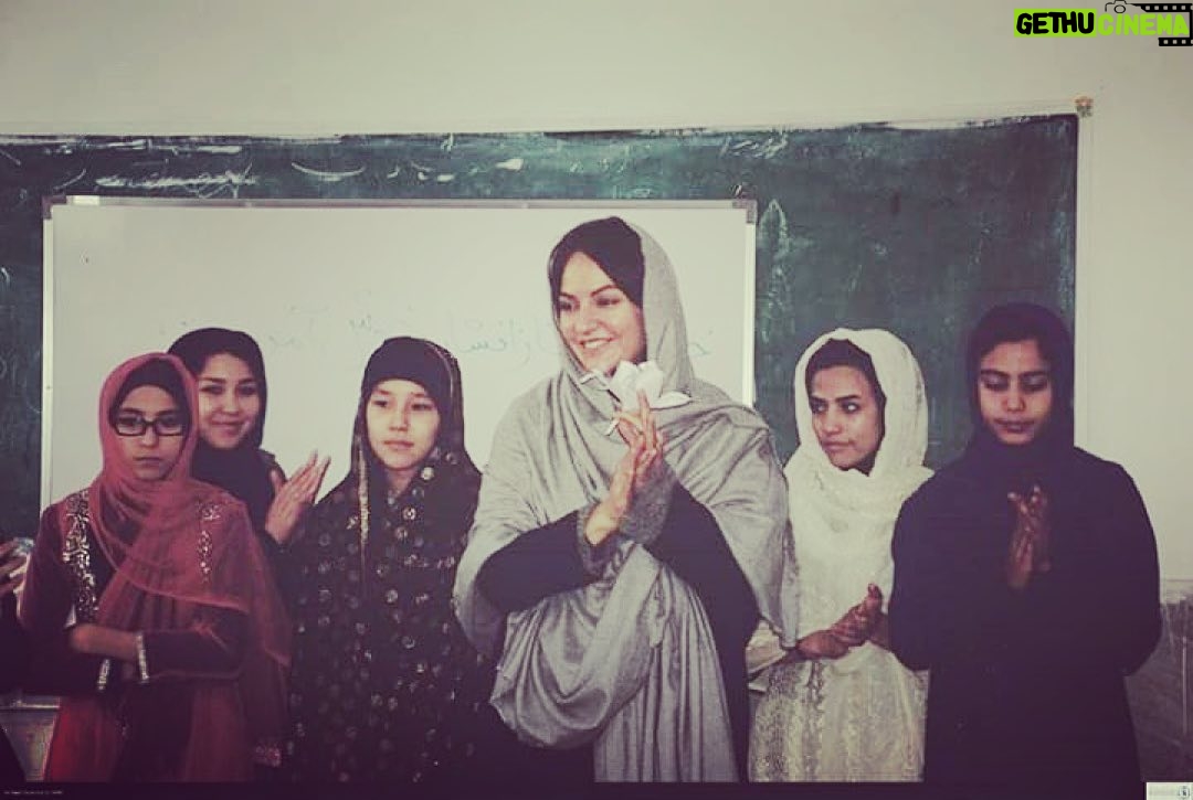 Mahnaz Afshar Instagram - اعتراض به نژاد پرستی رو از خودمون شروع کنیم به ظاهر به زبان به ملیت به نژاد به اعتقاد به هرآنچه که به یک انسان تعلق داره، احترام بگذاریم🙏🏻 💙 دانش آموزان افغان در انتظار شناسنامه! only love for all people, no matter what skin color and origin. Be a good human #rasism #norasism #afghanistan🇦🇫 #respectpeople