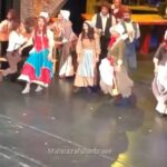 Mahnaz Afshar Instagram - میچرخه چرخ به خوشی بالاخره 🙏🏻💙 نمایش موزیکال الیورتویست روزگار نه چندان دور با کلی بازیگر درجه یک #تاترموزیکال #olivertwist #musicaltheatre #stayhome #درخانه_بمانیم#corona #eydnowrooz