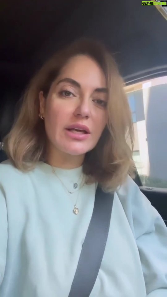 Mahnaz Afshar Instagram - سلام بروی ماه همتون باور من همیشه از قدیم و تا عمری باقیست این بوده که حمایت و اتحاد همیشه زیباست۔ رقابت به معنی تخریب،هیچوقت برای من به شخصه جایی نداشته۔ هموطنان عزیزم در امریکا همینطور که از خانه امن ما حمایت کردید و دوستش داشتید، تاتر مرده شور کار آقای نیما دهقان رو هم حمایت کنید۔ هنرمندان بزرگ قدیم همچون اقای پرویز صیاد و خیلیهای دیگه و جوانان دیگه که امروز در غربت در حال ساختن دوباره هستند هموطن و عزیز ما هستند و من حمایت و احترام خودم رو به تک تک آنها اعلام میکنم۔ I always believed that when you feel good about progress, you will be happy to see the success of others and support them. 🎭