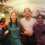 Mahnaz Afshar Instagram - من و جمعی از خانواده عزیزدلم در سالهای خوش دور🌞 حالا اونی که سمت راست عکسه دختر خواهر منه تو سن بلوغ با جذابتهای بصری اون دوران😅 و خوشگل امروز، باعث افتخار من شده . تولدت مبارک لیلیپوت @lilibaratii 🧡 @cut.afshar 💙 #family