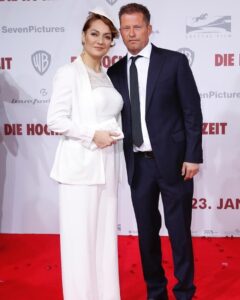 Mahnaz Afshar Instagram - ممنونم از Til @tilschweiger و warnerbrosde برای دعوتتون برای دیدن فیلم زیبای die Hochzeit 🌞 Vielen Dank Til und @warnerbrosde für die Einladung zur Premiere. War schön dabei zu sein. Kompliment an meine deutschen Kolleginnen und Kollegen. Many thanks to Til and warnerbrosde for inviting me to the premiere. It was nice to be there. Compliments to my German colleagues. Credit: ©️2020 Warner Bros. Ent/ André Mischke
