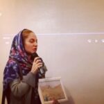 Mahnaz Afshar Instagram – نه بیرون انداختن
نه تکه تکه کردن
نه ظلم!!
اینها در تعریف ایران و انسانیت و اخلاق و معرفت نمیگنجه….
به امید روزی که بابت ایران و فرهنگمون در مقابل هموطن و جهان، سربلند باشیم نه شرمنده.🙏🏻
#iran 🧡
#peace #mahnazafshar #iranianpeople #culture