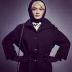 Mahnaz Afshar Instagram - دریا مشرقی آشفته گی از امروز اکران شد... اینکه چرا در پوستر فیلم عکس من نیست یا اینکه چرا انجمن بازیگران و رییس محترمش پیگیری نمیکنه، خیلی وقت میشه که سئوالم نیست چون هم عادت دارم و هم معتقدم مردم خودشون همیشه حواسشون بوده و کم کاری مسئولین رو جبران کردند 🙏🏻😌