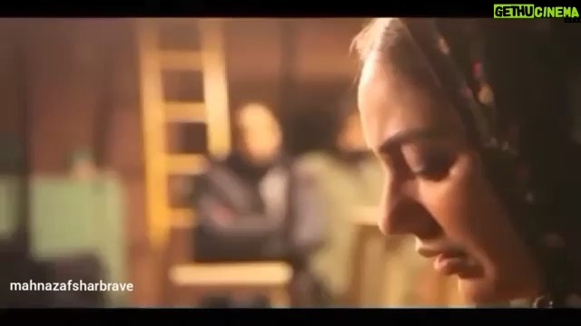 Mahnaz Afshar Instagram - گاهی گریه گاهی خنده آخه این چه کاریه🌙😌 یک عاشقانه ساده سامان مقدم💙 #mahnazafshar #movies #actress