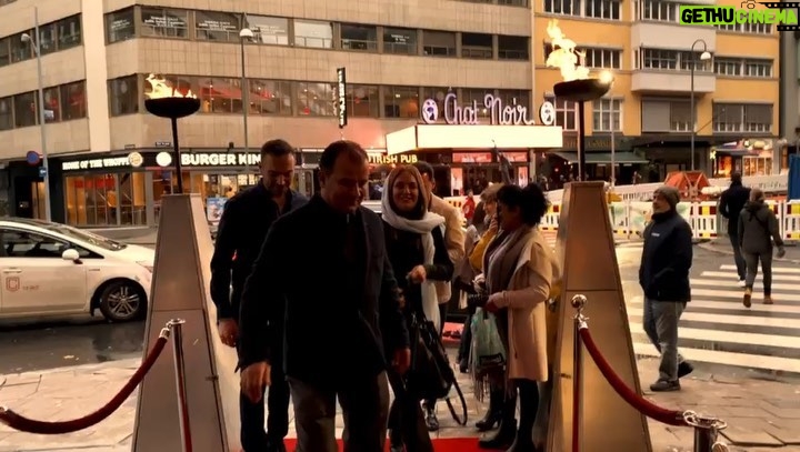 Mahnaz Afshar Instagram - من زن خوشبختی هستم که این همه سال مهر و عشق شما همراهم بوده 😌❤️ ممنونم از تمامی عزیزان نوا ایونت و مردم نازنین و برگزار کنندگان مراسم دیشب در شهر اسلو ”فیلم زیبای آشفته گی” #مهناز_افشار #movies #actress #mahnazafshar