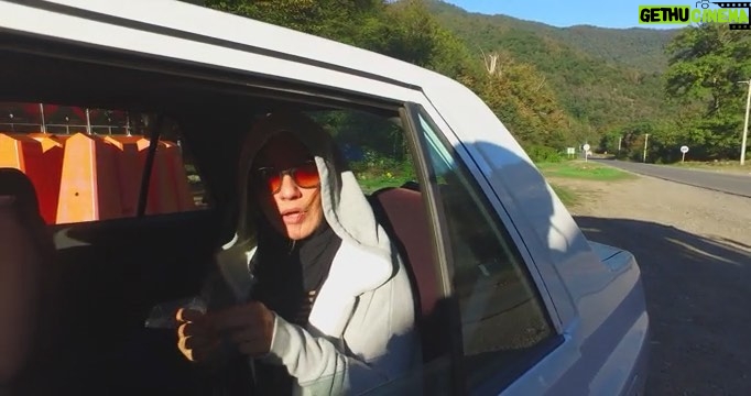 Mahnaz Afshar Instagram - برای همین من مجبور شدم ته خیارم رو قورت بدم😅 شروع جدی و پایان شوخی ...................... ثبت و ضبط کوروش جان جوان خوشحالم از استقبالتون از فیلم قَسَم ✋🏼🎞 #مهنازافشار #mahnazafshar #movies #actress #nature #savenature🌎