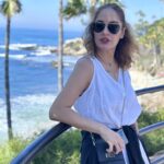 Mahnaz Afshar Instagram - ,🌊🤍 قبل هر اجرا انگار که اولین باره، پر از هیجانم و این تازه بودنش همیشه منو سر ذوق میاره۔ صبحش رفتیم به این ساحل زیبا و خاطره ای ثبت کردیم و تعدادی از هموطنان نازنینم رو هم دیدیم و لبریز از عشق انها شدم۔ و امشب در#OrangeCounty یکی از زیباترین شبهای اجرا خانه امن ما شد۔ دیدن شما هموطنانی که بیشترتون سالهای سال بود که از ایران دور بودید و به عشق وطن و حمایت تاتر و مهری که به ما داشتید، امشب آمدید و سنگ تمام گذاشتید و با عشق و مهربانی شماها امشب خیلی زیبا شد۔ به امید روزی که در وطن هم و در کنار هم، شاهد هنر و تاتر و سینمای ایرانمان باشیم🙏 دوستتون دارم۔💙 Tonight was an incredible performance with the best audience from Orange County. Thank each one of you…. #lagunabeach