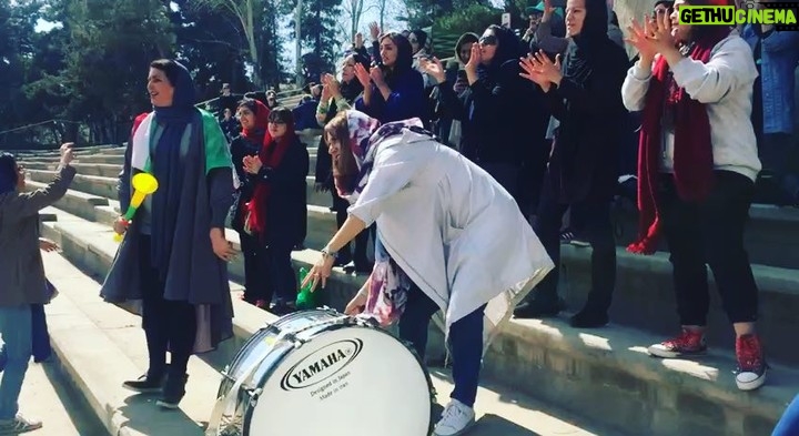 Mahnaz Afshar Instagram - امروز برای زنان ایران از فدراسیون درخواست حمایت بیشتری میکنم. از زنان تیم ملی و تیم ملوان لطفا حمایت بیشتری کنین🙏🏻⚽️ #مهنازافشار #mahnazafshar #زنان_ورزشگاه @foot_lady #زنان_فوتبال
