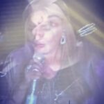 Mahnaz Afshar Instagram - چندماهی است که از خانواده و ایران دورم اما مثل همیشه چه زمانی که تصویرم و خودم سانسور نبودیم و چه حالا که سانسور شدم، یادم نمیرفت و نمیره که عشقتون رو فریاد بزنم. دیشب در شب تولد پیام آور عشق در کنسرت شاه ماهی هنر ایران گوگوش عزیزم و مارتیک عزیز در کنار هموطنانم، فرصتی شد تا کمی صدای عشق و محبت مردم رو بهم برسونم و بگم کشته شدن هر انسانی که دغدغه نان داره چه یک نفر چه ده نفر و چه صدها نفر، اصلا عادلانه نیست... ما ایرانیها به هم محتاجیم و صدای هم هستیم و همدیگر رو با همه تفاوتها و شباهتها، دوست داریم🙏🏻🧡🌞 استرس و هیجانم رو ببخشید از شما گفتن ساده نیست😌 #iran