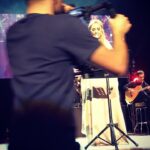 Mahnaz Afshar Instagram - چندماهی است که از خانواده و ایران دورم اما مثل همیشه چه زمانی که تصویرم و خودم سانسور نبودیم و چه حالا که سانسور شدم، یادم نمیرفت و نمیره که عشقتون رو فریاد بزنم. دیشب در شب تولد پیام آور عشق در کنسرت شاه ماهی هنر ایران گوگوش عزیزم و مارتیک عزیز در کنار هموطنانم، فرصتی شد تا کمی صدای عشق و محبت مردم رو بهم برسونم و بگم کشته شدن هر انسانی که دغدغه نان داره چه یک نفر چه ده نفر و چه صدها نفر، اصلا عادلانه نیست... ما ایرانیها به هم محتاجیم و صدای هم هستیم و همدیگر رو با همه تفاوتها و شباهتها، دوست داریم🙏🏻🧡🌞 استرس و هیجانم رو ببخشید از شما گفتن ساده نیست😌 #iran