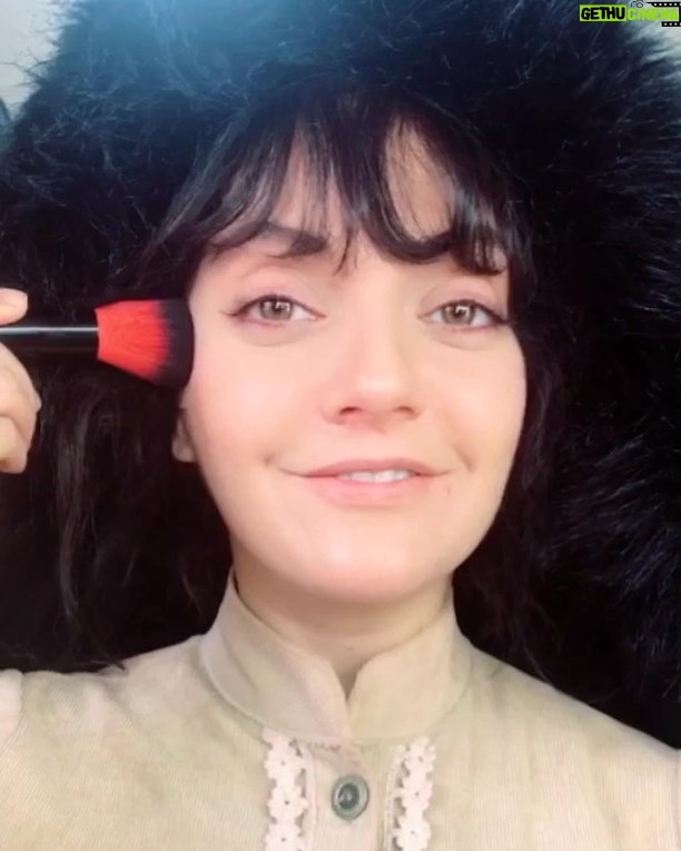 Mahnaz Afshar Instagram - وقتی ما الان بیکاریم اثر هنری از ثنا نوروزبیگی 😉🎬 #مهناز_افشار #فیلم_سینمایی_نوشین #Mahnaz afshar#mahnazafsharmovies #funny