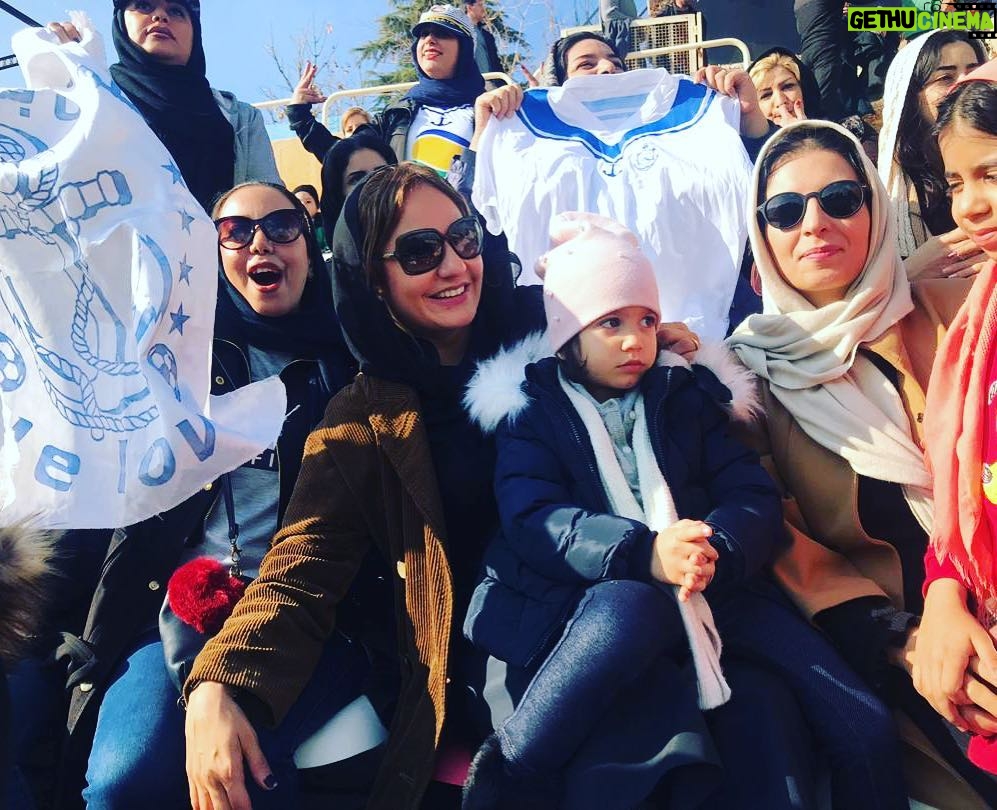 Mahnaz Afshar Instagram - امروز لیگ برتر فوتبال زنان در ورزشگاه راه آهن اکباتان به میزبانی آذرخش تهران در مقابل تیم ملوان انزلی من و دخترم از دیدن بازی زنان سرزمینم خیلی لذت بردیم. تیم ملوان لایق بهترین هاست حمایتش میکنیم👏🏻👏🏻نتیجه بازی ۸-۰ به نفع ملوان انزلی🌻 #فوتبال_زنان در ضمن یلداتون هم مبارک ❄️🍉 #فوتبال_زنان #مهنازافشار #لیانا #mahnazafshar #football #womanfootball